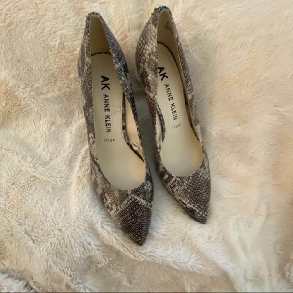AK Anne Klein  iflex 9 “Yoko” Gray Snake Heels